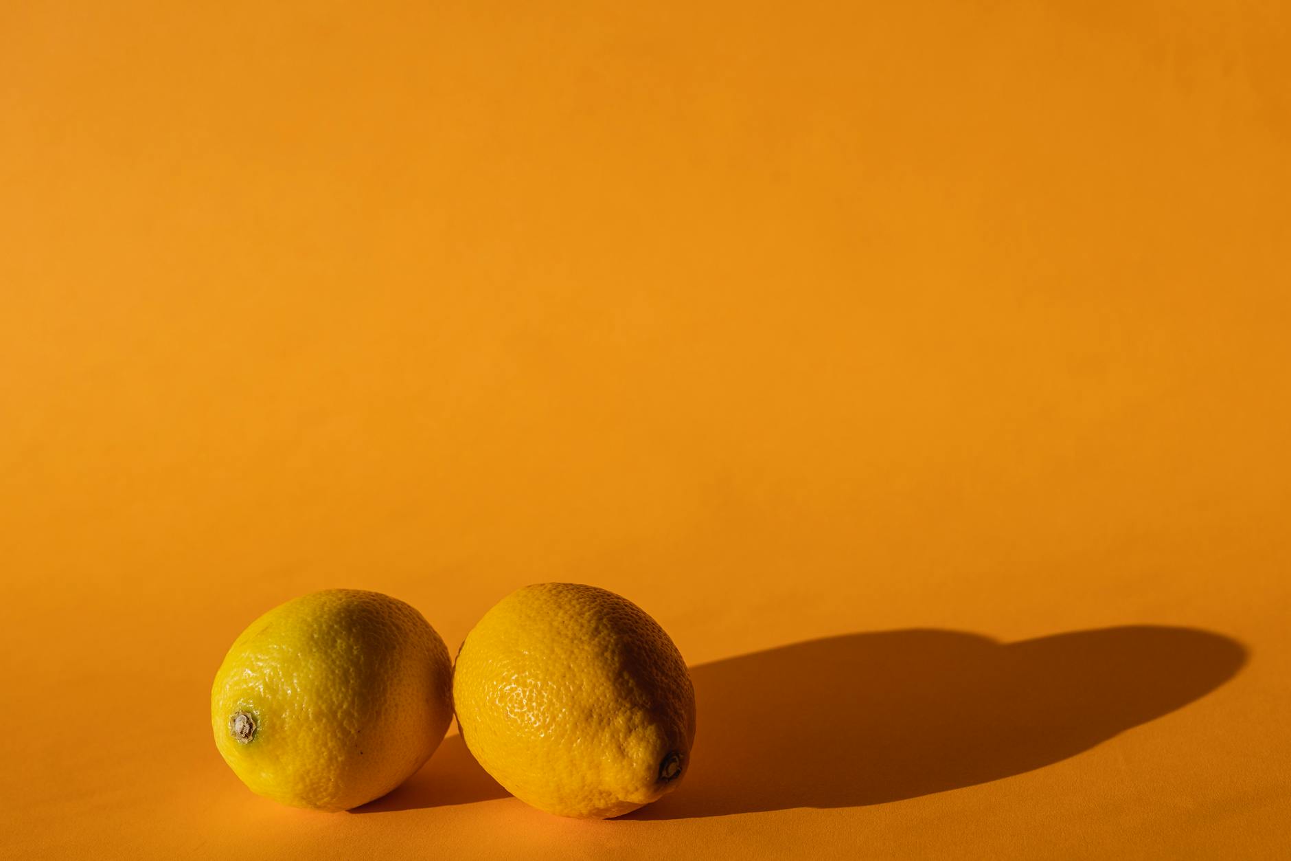 Vibrador amarillo de silicona sobre fondo amarillo vibrante